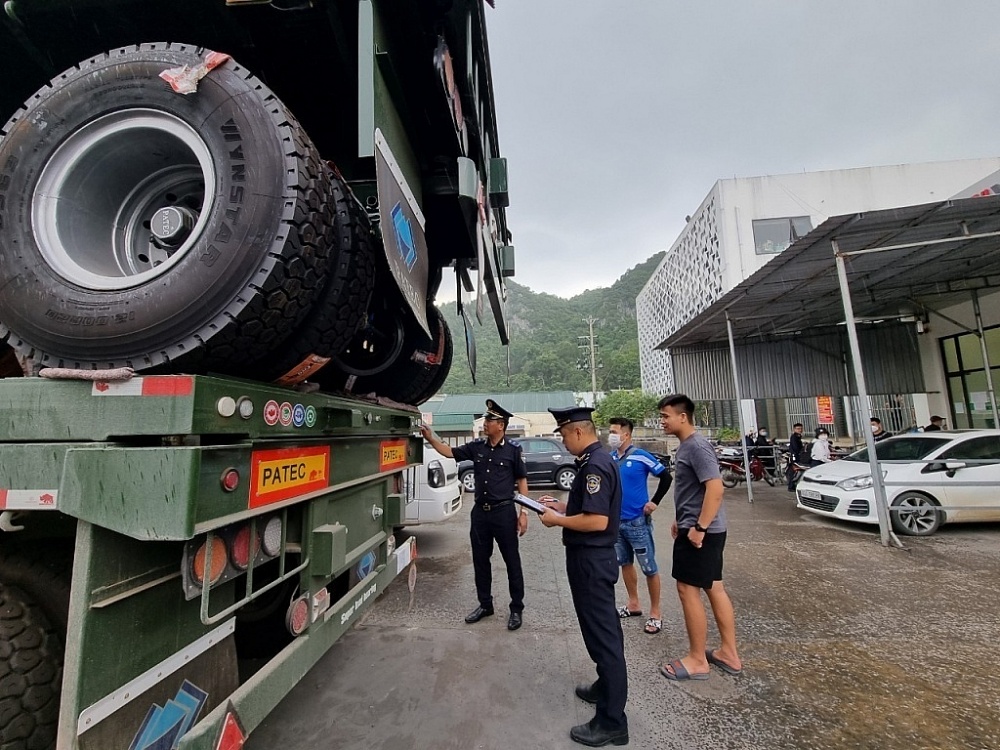 Vehicle inspection at Huu Nghi border gate